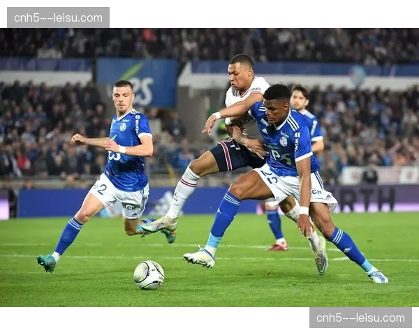 诺丁汉森林防守组织缺乏层次 43个失球反映战术体系执行不力 诺丁汉森林防守组织缺乏层次 43个失球反映战术体系执行不力